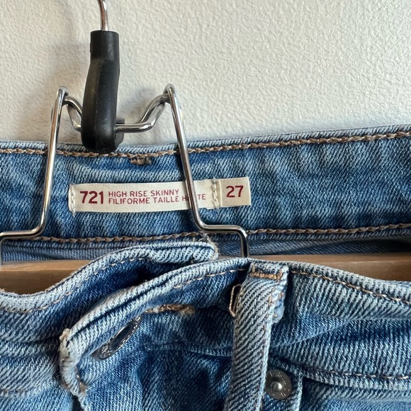 Levi's 721 High Rise Light Wash Distressed Skinny Jeans - Size 27 - Picture 9 of 9